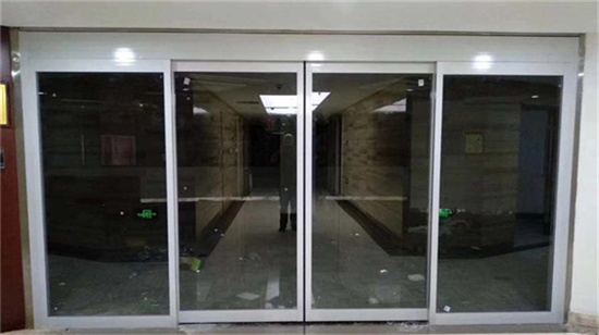 珠海嘉鑫建材为什么酒店出入口大门要用电动玻璃门？