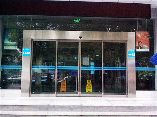 北京金台饭店大成路分店两翼旋转自动门保养，定期自动玻璃门保养的好处